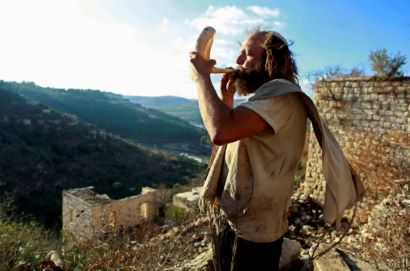  Homme sonnant le chofar 