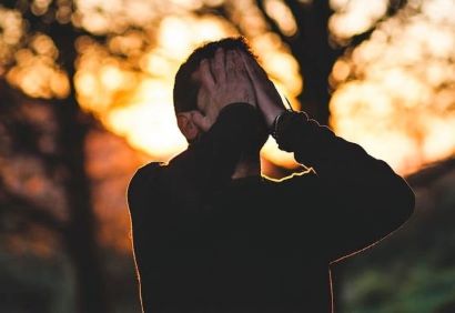  Homme se recueillant pour la repentance 